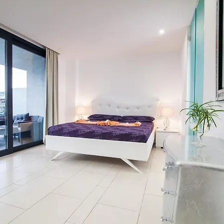 Il Sofisticato - Luxury Swimming Pool View