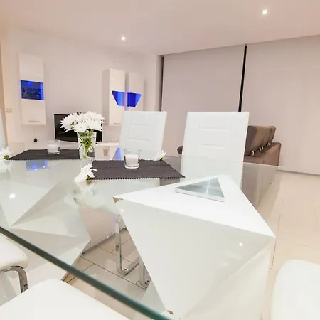 Il Sofisticato - Luxury Swimming Pool View Apartment *